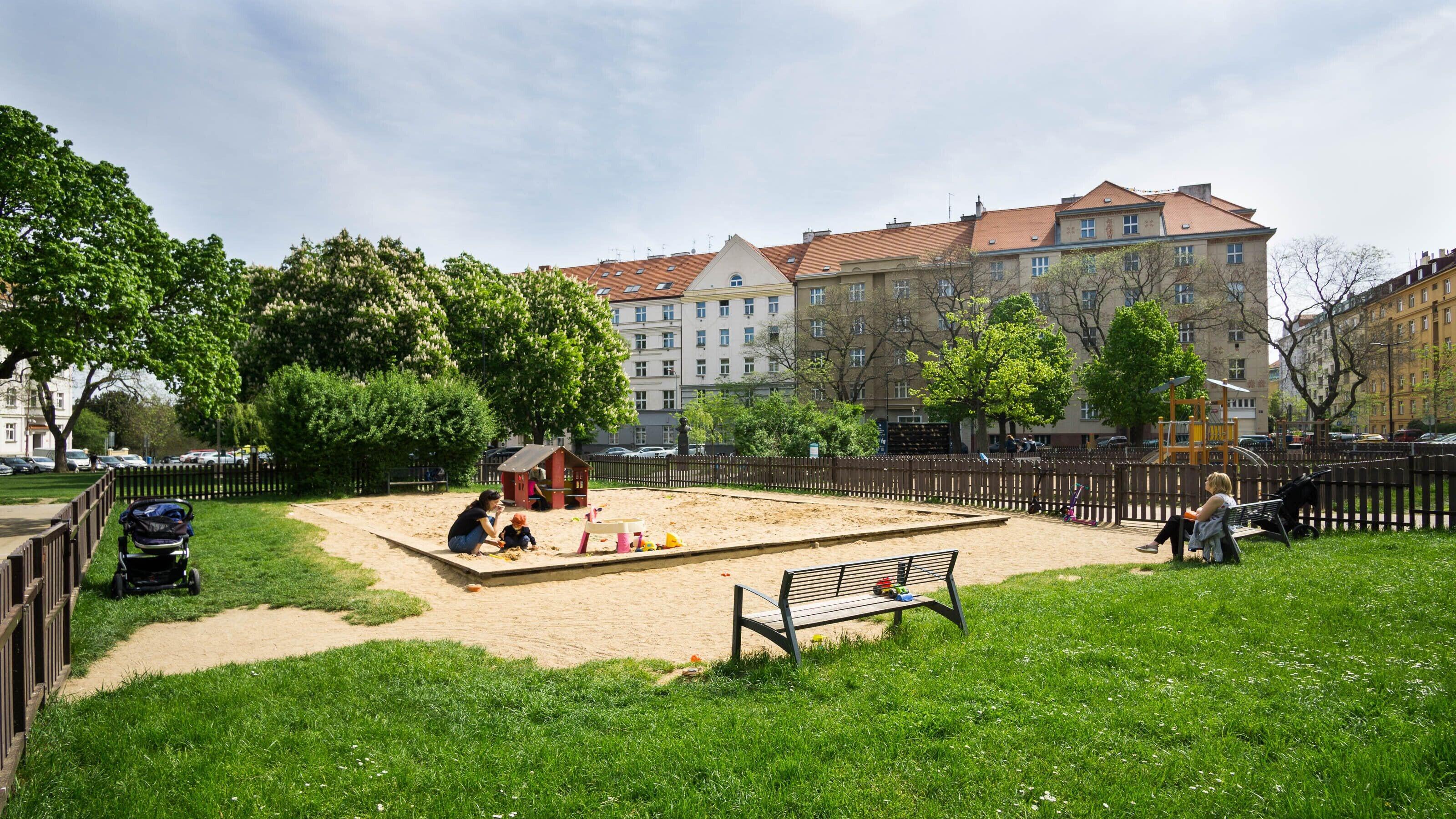 Flying Bed Apartment Close To Prague Castle And Airport — Fotky 3